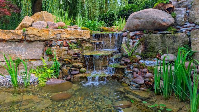 Schwimmteich mit Wasserfall in Crailsheim bei Nürnberg