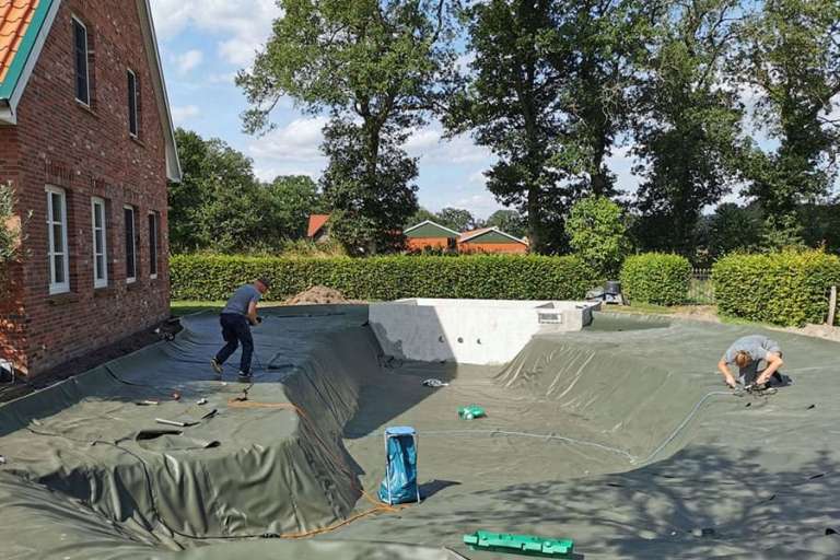 Teich - und-Poolfolien beim Einbau